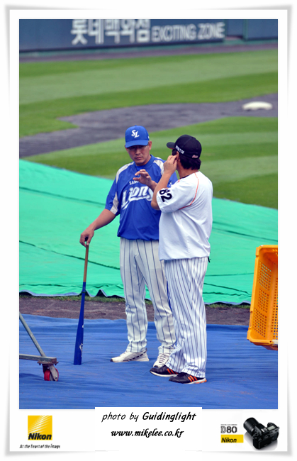 [2009년 8월 7일 사직경기장] 삼성라이언즈 선수들과 한대화 코치 