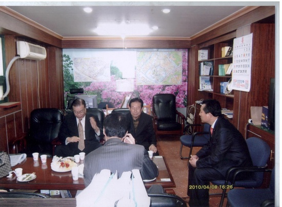  선거사무실 개소식에서 전산자부장관 장재식, 전서울시의원 김옥원 의원과 함께