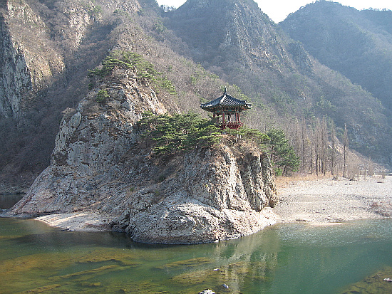  월류봉 (<月留峰> ウォルリューボン)