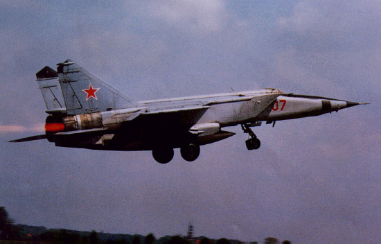  세계를 긴장시켰던 구 소련의 수퍼 전투기 MiG-25, 그리고 진공관