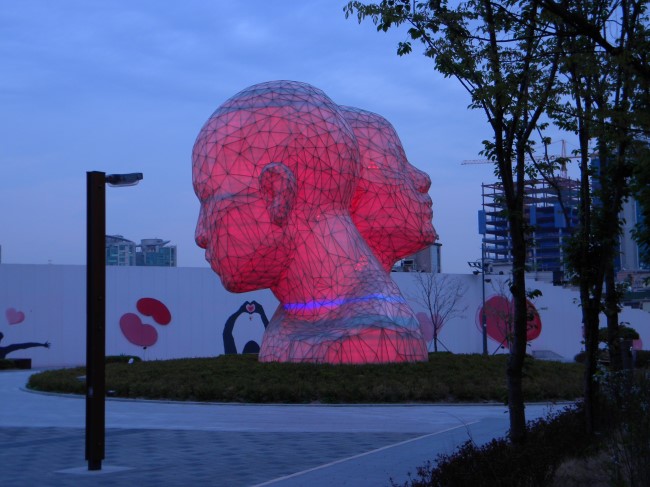  도시를 걷네..