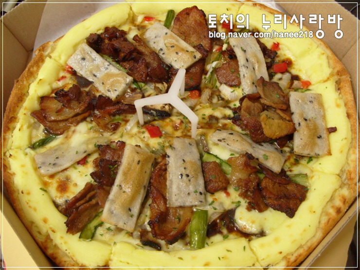  미스터피자의 왠지 이상한 떡갈비 피자 / 배달 홈 샐러드