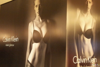 라라 스톤 캘빈 클라인 광고 금지됨