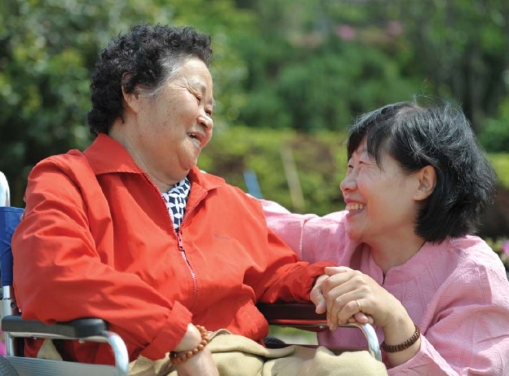  치매로 장기요양등급을 받으신 어르신인데 장애등급도 신청해서 받을 수 있나요?