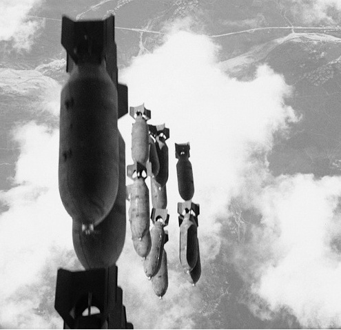 오늘의 사진(7.15)-2 ; 융단폭격 낙하 폭탄 들 (1950.8.15, 낙동강 전선)