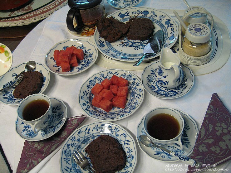  한 선생님 댁에서 차를 마셨어요. (韓先生のお宅でお茶をいただきました。)