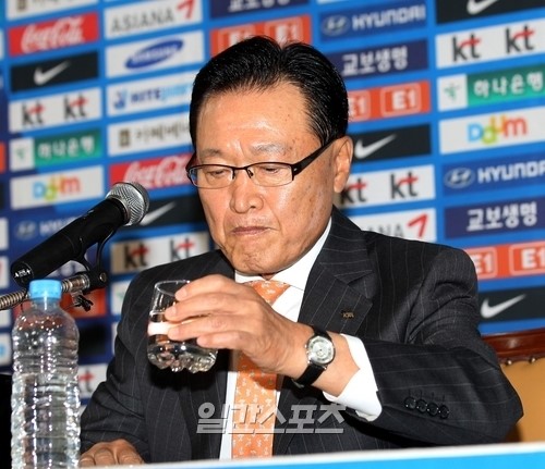 첫 <b>축구</b>인 출신 조중연 <b>축구협회장</b>의 공과 과