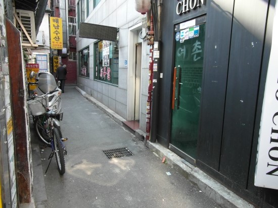 서울특별시 중구 북창동 식당가 골목길 스틸그레이팅 안전