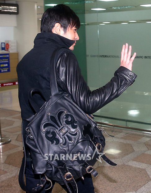  [CHROME HEARTS] 장동건, 크롬하츠 백팩 공항패션 