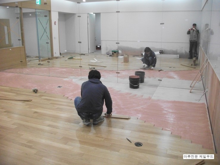  갤러리아 백화점 원목시공
