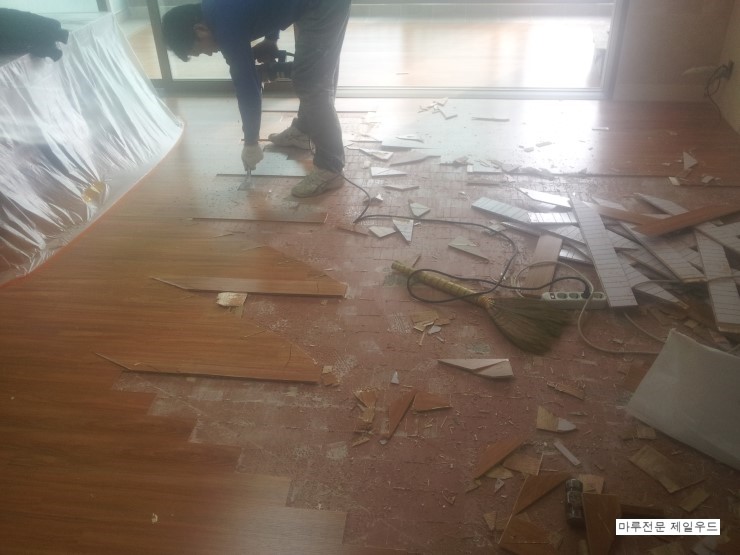  변색된 마루 계단식 철거