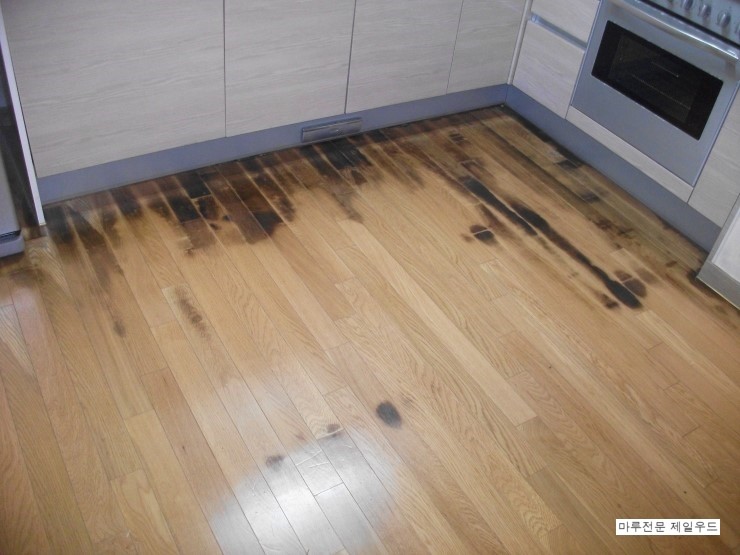 일자로 끊어서 썩은 합판마루 철거 싱크대아래