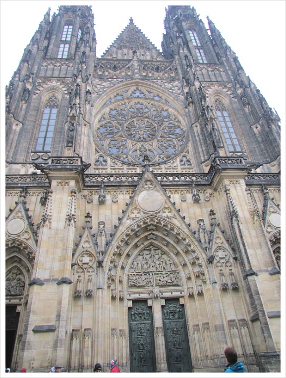 체코 프라하 (7) 성 비투스 대성당 (St. Vitus Cathedral) 앞에 서서... 체코 프라하 (7) 성 비투스 대성당 (St. Vitus Cathedral) 앞에 서서...