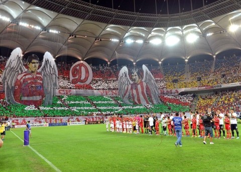 [루마니아 축구] 디나모 서포터즈들의 감동어린 레전드 헌정 퍼포먼스