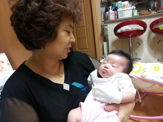 할머니품에 안겨서~