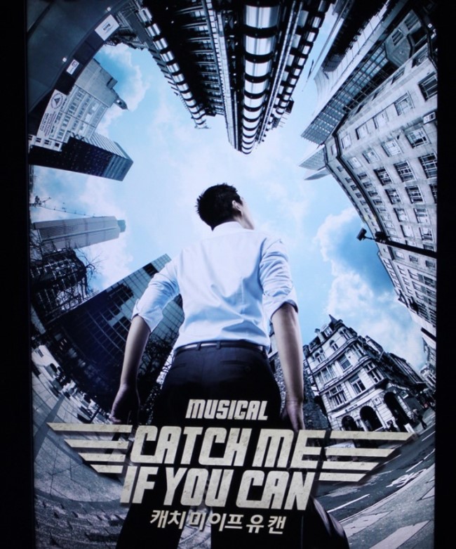 거짓말 같은 실화를 무대로 옮긴 &lt; CATCH ME IF YOU CAN &gt;