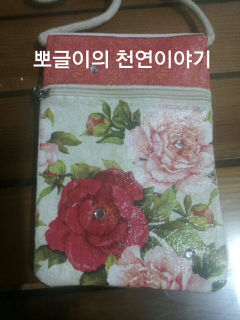  핸드폰 가방에  냅킨옷을 입었네요~