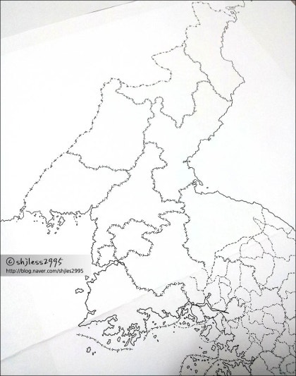 흑백으로 표시된 동반구 지도