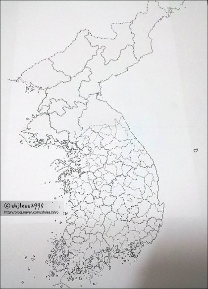 흑백으로 표시된 동반구 지도