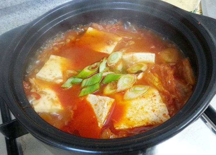 간단한 두부요리- 새콤칼칼한 밥도둑! 묵은지 두부찌개 만드는법