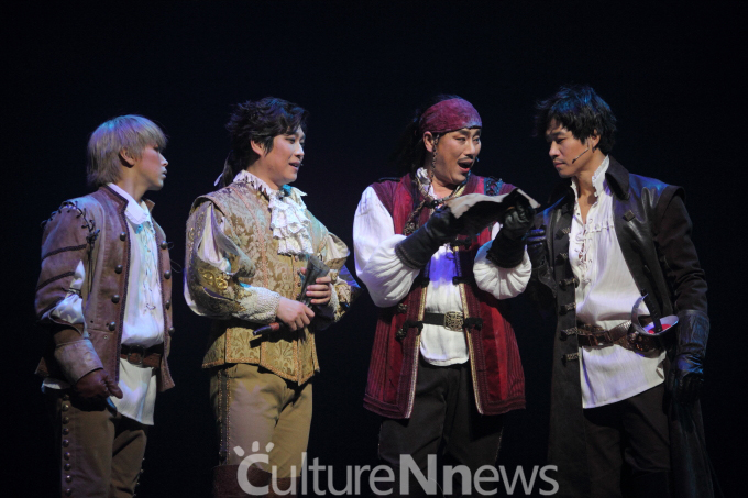 '삼총사' 성민, 민영기,김법래,유준상 '이게 바로 보물지도!' '삼총사' 성민, 민영기,김법래,유준상 '이게 바로 보물지도!'