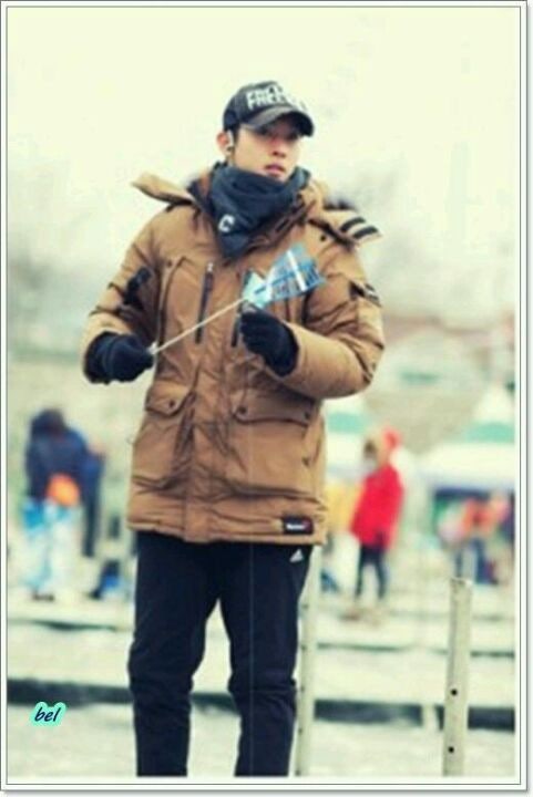 김현중 감격시대 촬영중 쉬는시간에 송어낚시중 만화짤 Cr.: on pic