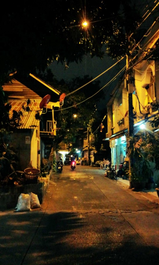 낯선 곳의 밤길을 혼자 걷기, (2013년 9월 태국의 골목과 거리)
