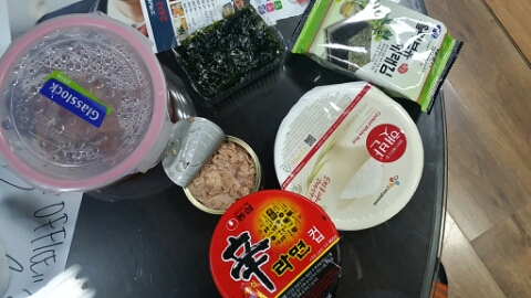  간단한 점심 먹네요