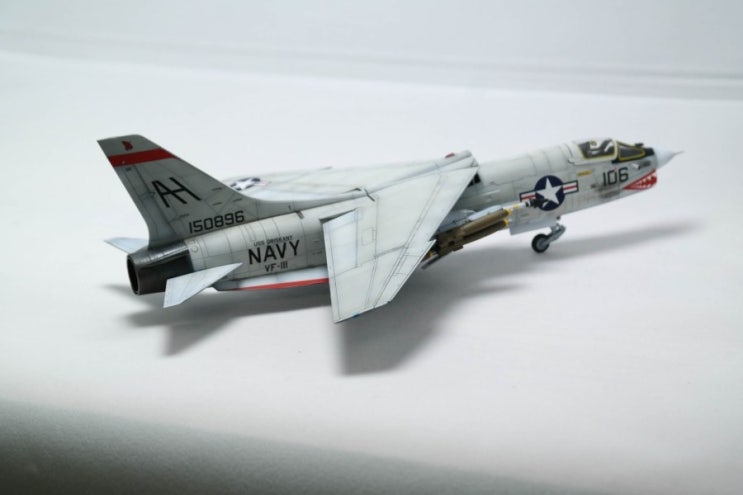   아카데미 1/72 f-8E CRUSADER SUNDOWERS-완성