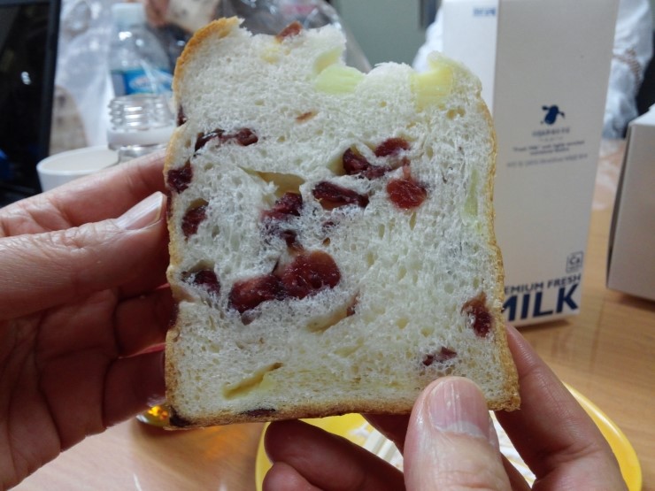  치즈 크렌베리 식빵 보네르땅 인기 메뉴 답다