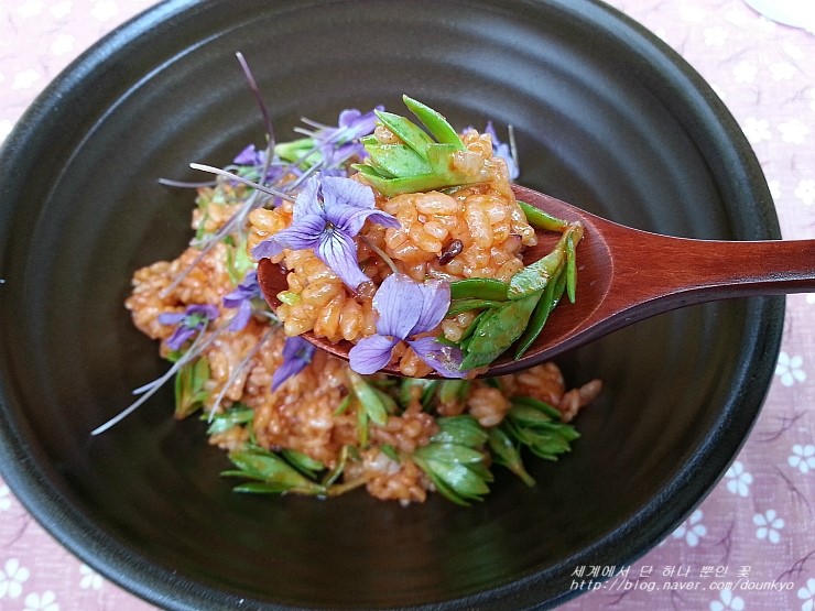  돌나물(돈나물) 비빔밥 (ツルマンネングサのビビンバ)
