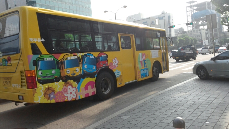  무늬는 타요버스 하지만 기사님은 카레이서~