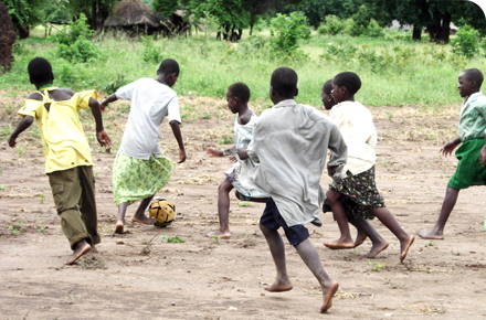 남자아이들이 축구를 하는 모습