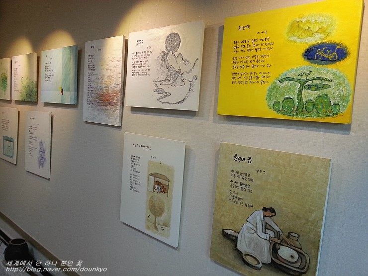  황간역에서 시화전이 열리고 있어요. (黄澗駅で詩画展が開かれています。)