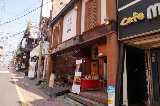  [레이첼콕스 앵클부츠] 딸기라떼가 맛있는 신촌 a to z 카페!