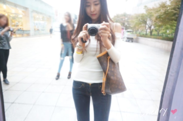  오프숄더티셔츠, 부츠컷청바지에 루이비통 네버풀! 체리의데일리룩