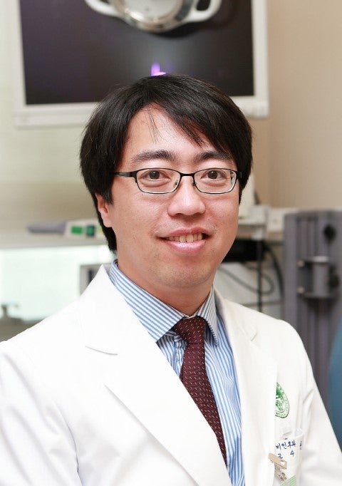 이대목동병원 이비인후과 신승호 교수, 중이염·인공와우이식·두개저 종양 분야의 ‘샛별’....