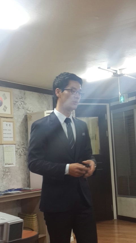 경남창원 웃음으로 <b>스트레스</b> 날리기 의리강사 <b>권영민</b>^-^