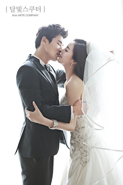 [12월 웨딩스타]<b>나인뮤지스</b> 전 멤버 이혜빈, <b>축구 선수 이규로</b>... 