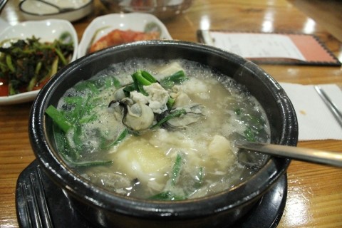 굴국밥과 옹심이 메밀칼국수