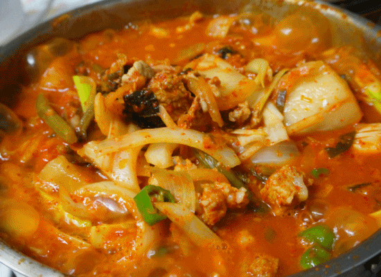  오늘 저녁은 얼큰한 김치찌개