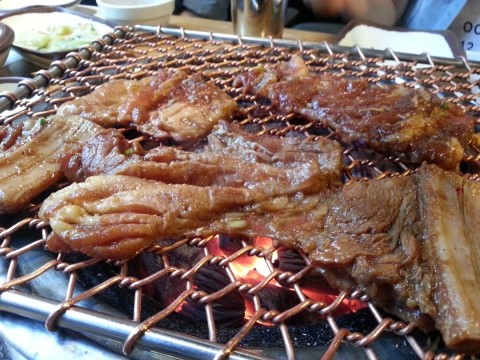  신논현역 숯불갈비집에서 돼지갈비와 등심