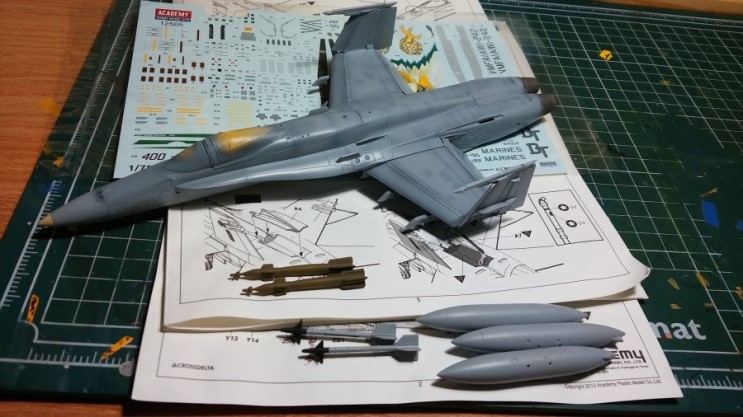아카데미 1/72 F/A-18C Hornet 'Chippy Ho! 1995'-1