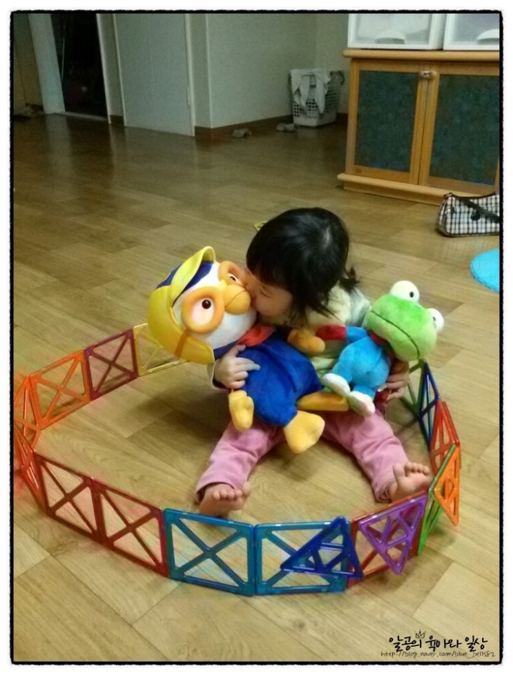 생후 700일 : 이제 혼자서도 잘 놀아요^^ 생후 700일 : 이제 혼자서도 잘 놀아요^^