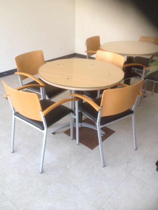 원형 테이블 및 로비 의자_유리 포함