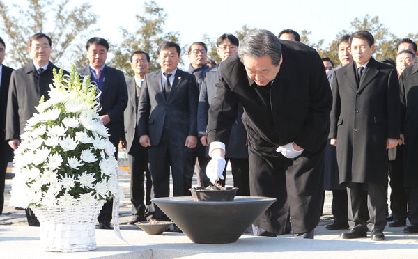 <b>봉하마을</b> 간 김무성 "서민대통령인 노무현 존경"