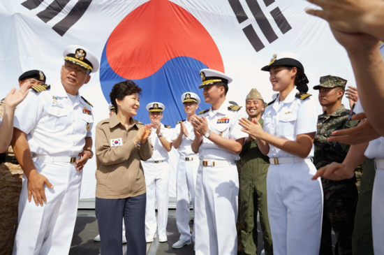 중동 4개국 순방] 박근혜 대통령, 청해·<b>아크부대</b> 장병 <b>격려</b>!... 