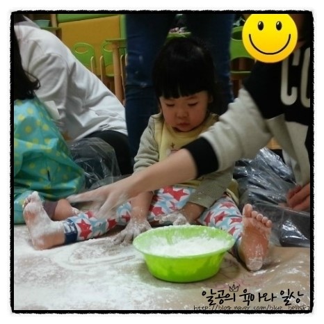 아이와 놀아주기 : 뽀드득 전분놀이^^ 아이와 놀아주기 : 뽀드득 전분놀이^^