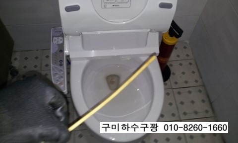 구미 형곡동 pc방 변기에 나무 젓가락이 들어가서 막혔어요.