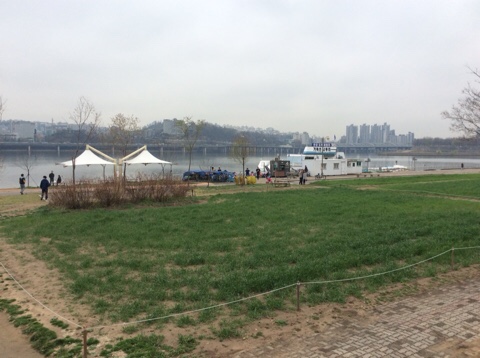 흐린 주말에 나홀로 한강공원 이촌지구